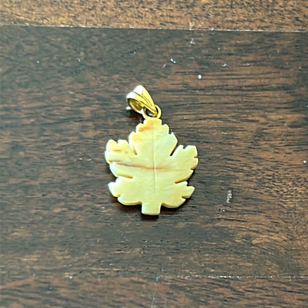 Maple leaf pendant